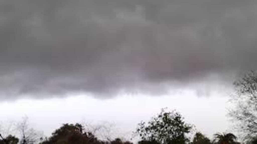 अचानक बदलाव और आसमान में छाए काले बादलों