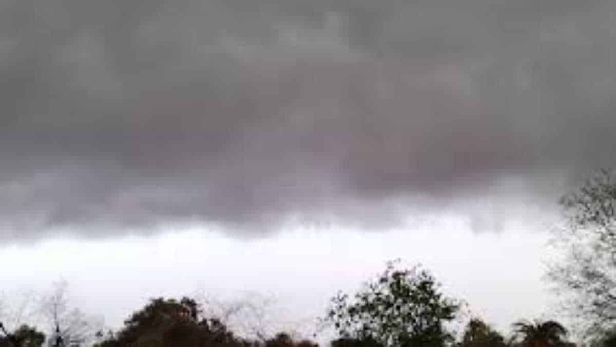 रांची के ऊपर बादलों से ढका आसमान