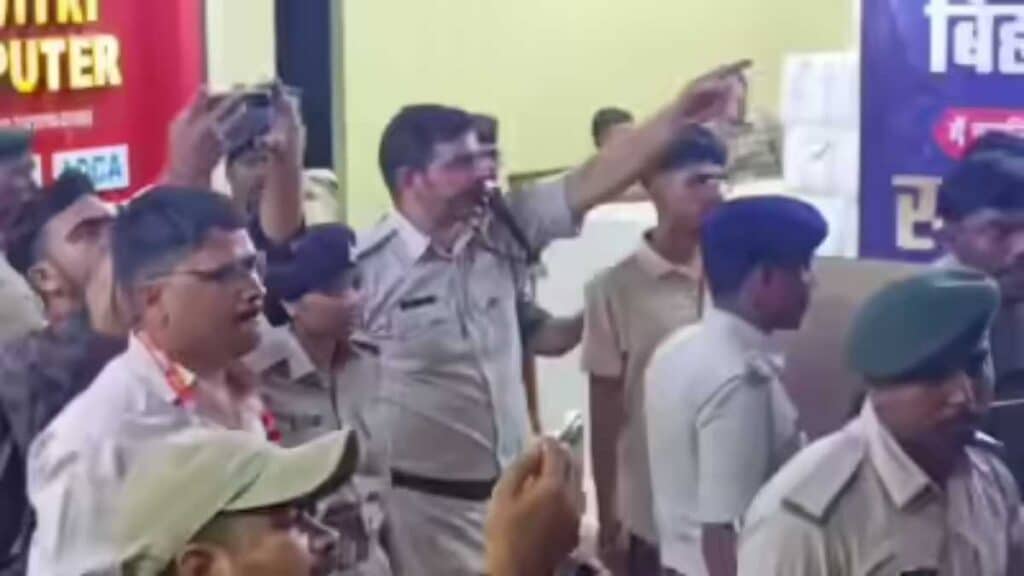 खान सर की कोचिंग के बाहर जमा हुए छात्रों