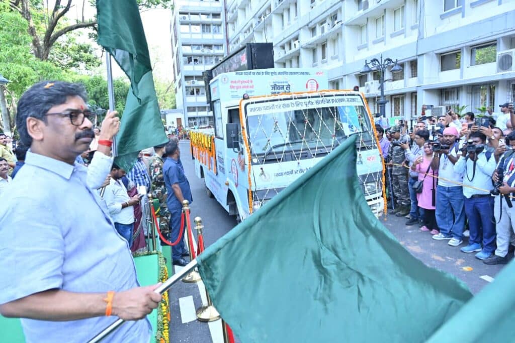 जिलों की ओर रवाना होते डिजिटल जागरूकता वाहन