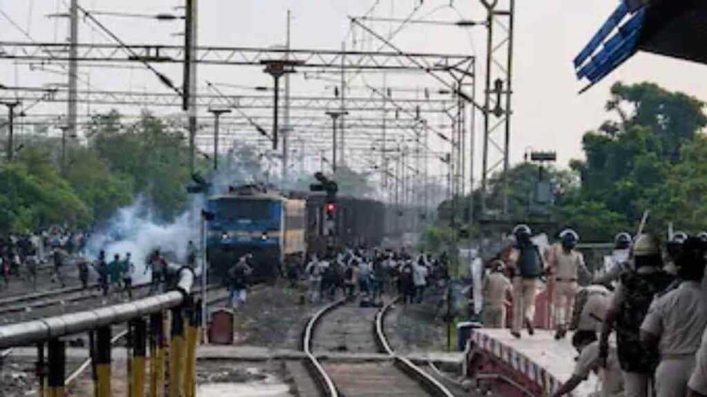 पटना में छात्र प्रदर्शन के दौरान भारी बवाल: लाठीचार्ज और हवाई फायरिंग 1 पाटलिपुत्र स्टेशन पर हुई पत्थरबाजी