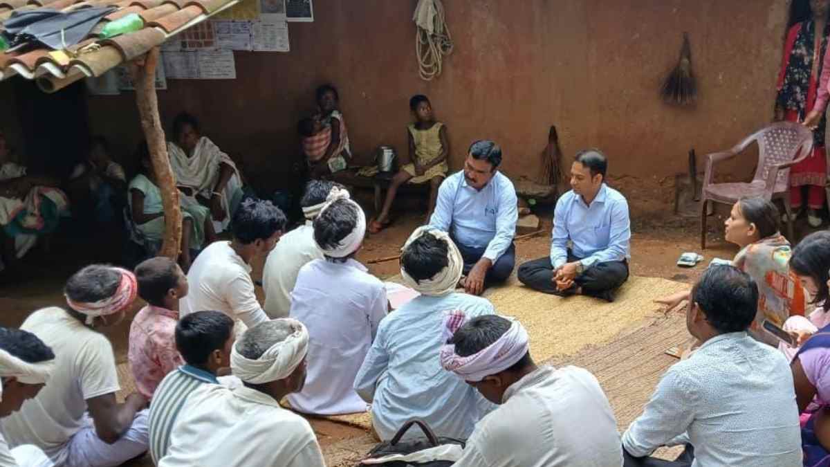 खूंटी में जनजातीय समुदाय को मतदाता सूची से जोड़ने पहुंचे CEO के रवि कुमार