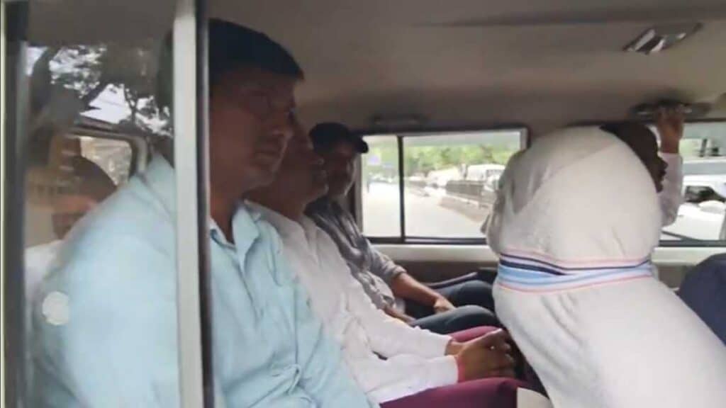 पुलिस और सीआईडी रेड की एक्सक्लूसिव तस्वीर