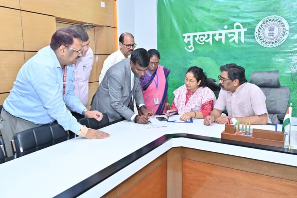 झारखंड में मतदाता सूची पुनरीक्षण शुरू, सीएम सोरेन ने खुद भरा फॉर्म; जानें क्यों है यह जरूरी 1 सीएम हेमंत सोरेन और कल्पना सोरेन द्वारा बीएलओ के सामने प्रपत्र भरने की तस्वीर