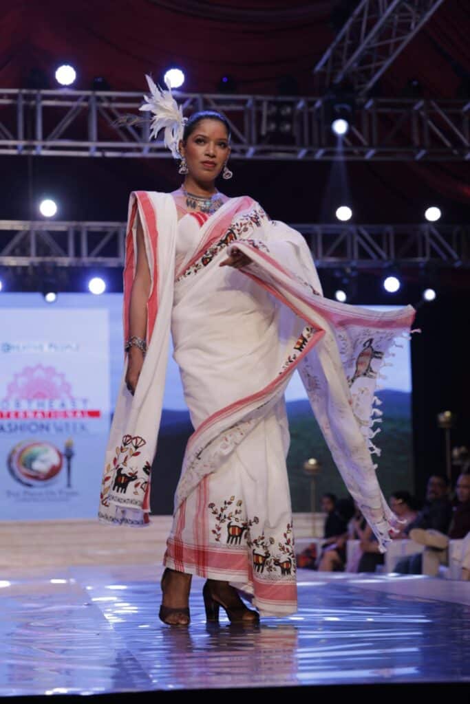 Neifw 2026 में छाई सोहराई कला, अब झारखंड में होगा 'नेशनल ट्राइबल फैशन शो' 1 Neifw 2026 के रैंप वॉक पर झारखंडी परिधान पहने मॉडल्स