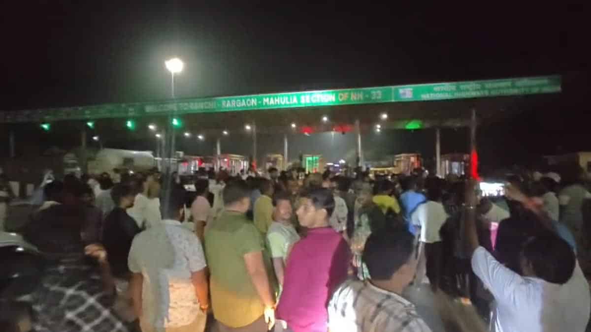 बुंडू सड़क हादसे में 2 की मौत, टोल प्लाजा पर भारी बवाल