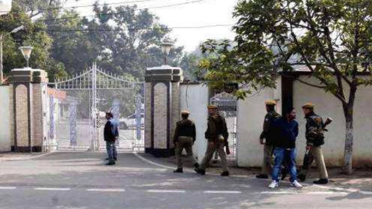 रांची में सड़कों पर उतरे छात्र, CM आवास बना छावनी; क्या बड़े फैसले की तैयारी?