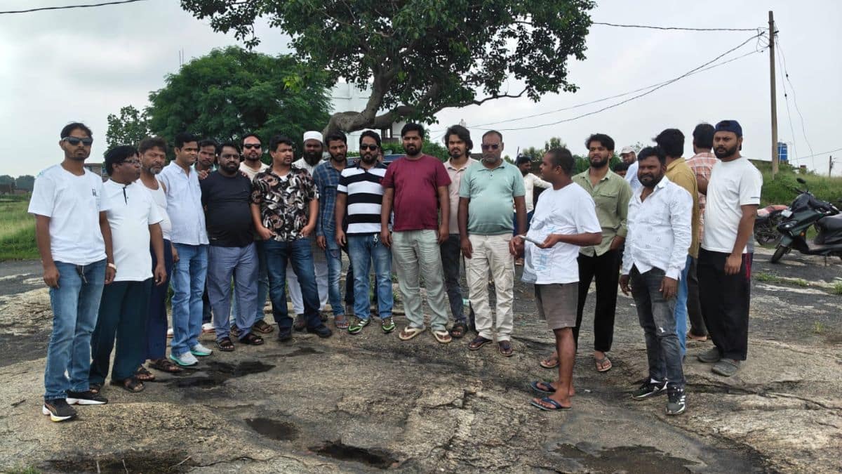 बड़गाईं में कुत्ता नसबंदी केंद्र पर बवाल, सड़कों पर उतरी जनता