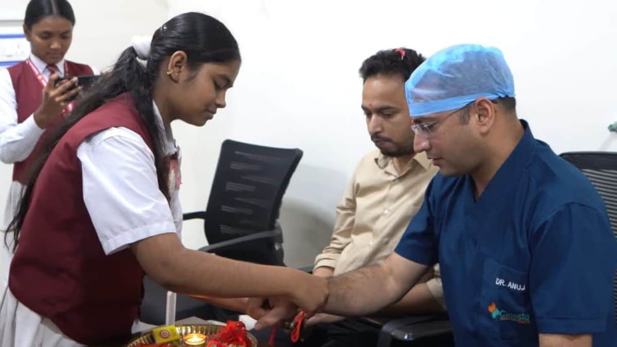 Curesta ACMS Hospital में रक्षाबंधन: छात्राओं ने डॉक्टरों को बांधी राखी