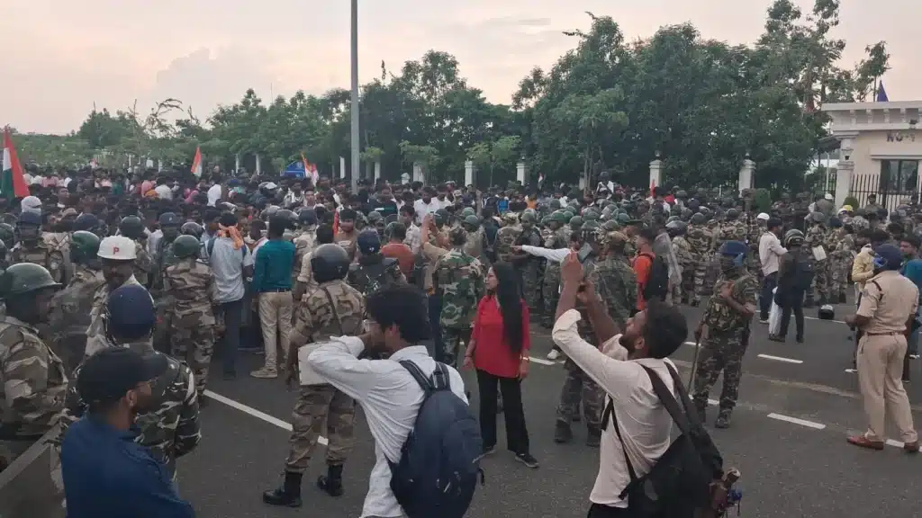 रांची में विधानसभा के बाहर छात्रों पर लाठीचार्ज: देवेंद्र महतो अस्पताल में भर्ती, कई घायल 2 Jpsc jssc आंदोलन रांची,देवेंद्र नाथ महतो अस्पताल,झारखंड विधानसभा घेराव,जयपाल सिंह मुंडा स्टेडियम प्रदर्शन,