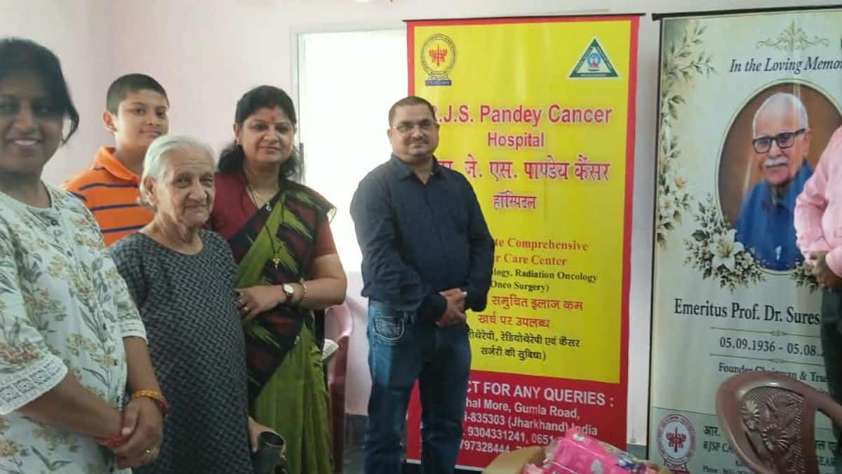 RJSP कैंसर अस्पताल की भावुक पहल, डॉ. सुरेश्वर पांडेय की जयंती पर चिरौंदी में बंटी खुशियां