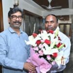 हेमंत सोरेन ने अपने अनुसेवक को लगाया गले, सेवानिवृति पर दी विदाई