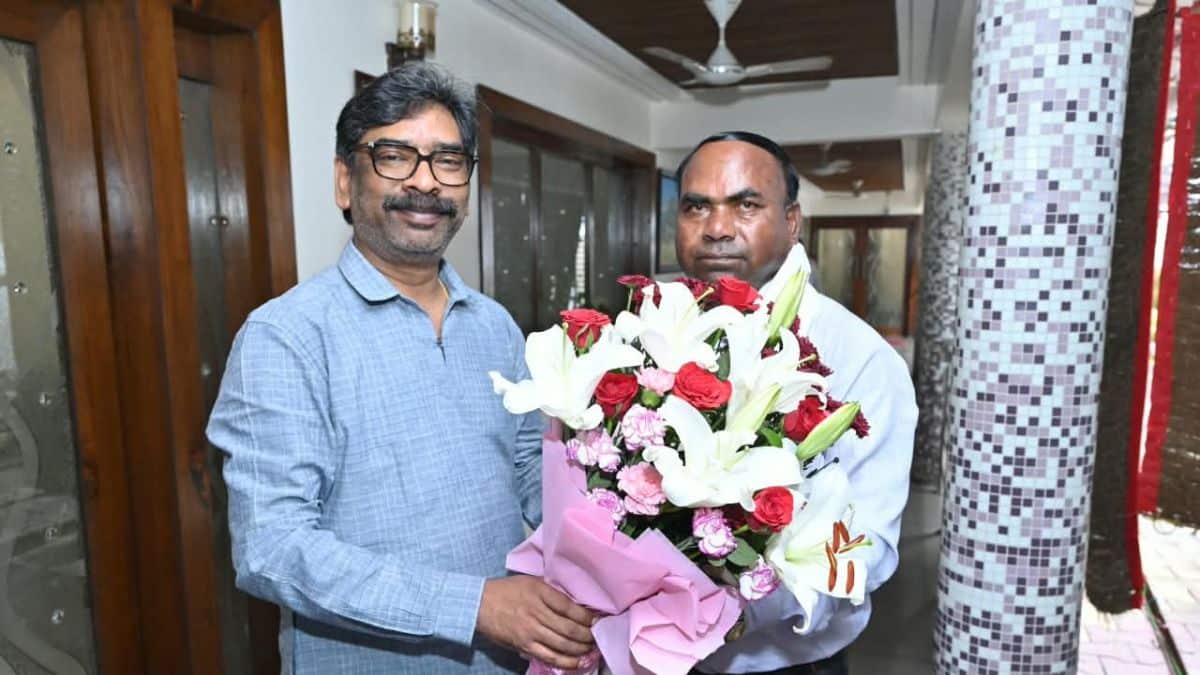 हेमंत सोरेन ने अपने अनुसेवक को लगाया गले, सेवानिवृति पर दी विदाई