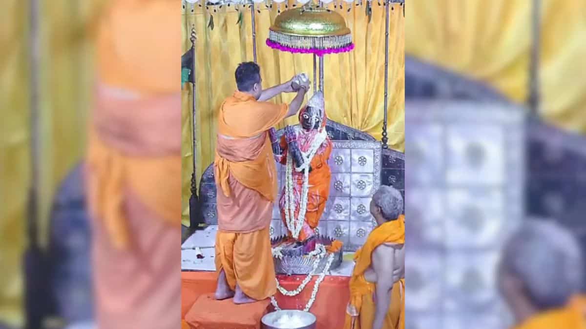 जन्माष्टमी पर 21 तोपों की सलामी, कहीं काटा गया केक: दिखा आधुनिकता का अनोखा नजारा
