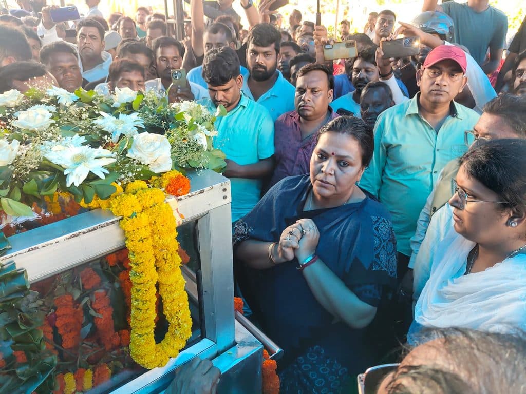 झारखंड सरकार के मंत्री सुदिव्य कुमार के निधन पर 2 दिवसीय राजकीय शोक की घोषणा 1 उसरी नदी तट पर राजकीय सम्मान के साथ अंतिम विदाई, उमड़ा जनसैलाब
