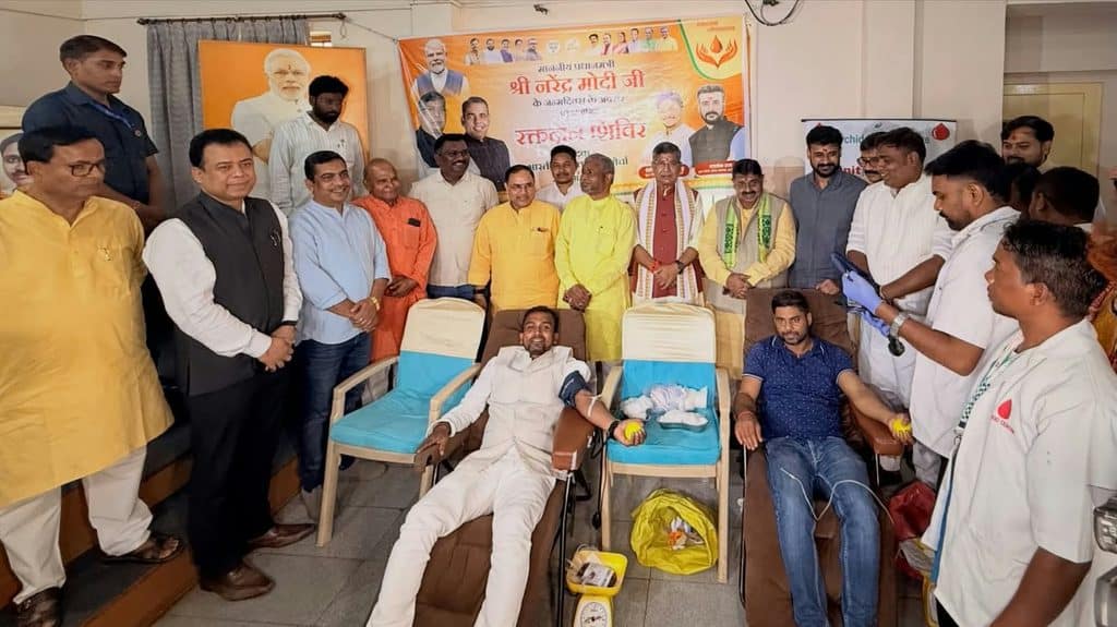 युवाओं का सेवा संकल्प: 50 यूनिट रक्तदान से दिन की शुरुआत