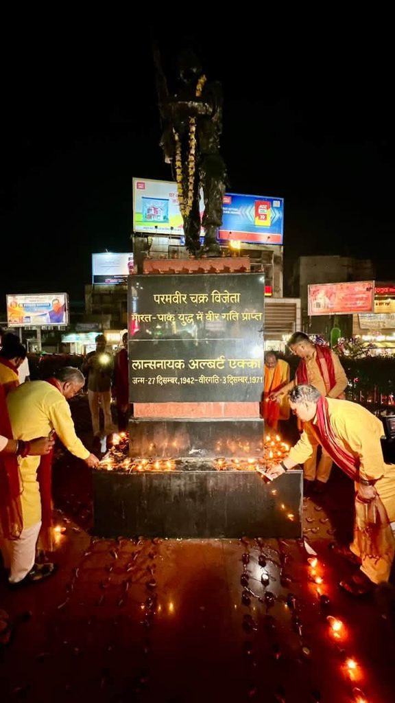 अल्बर्ट एक्का चौक पर 21 हज़ार दीये, रेत पर उभरी पीएम की तस्वीर