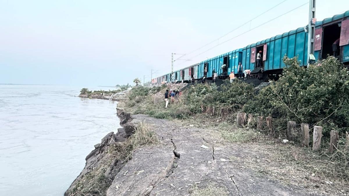 साहिबगंज में गंगा कटाव से रेल ट्रैक पर खतरा, ट्रेनें प्रभावित