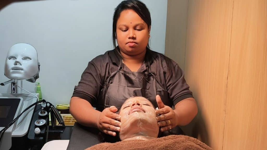 व्हाइट लिली यूनिसेक्स सैलून में क्या रहा मॉडल का अनुभव?