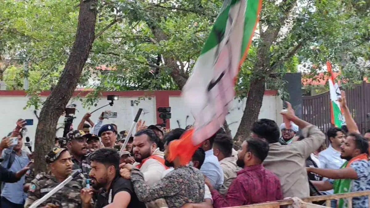 रांची में यूथ कांग्रेस का चुनाव आयोग कार्यालय घेराव, पुलिस से झड़प