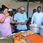 ख्यमंत्री हेमन्त सोरेन द्वारा सड़क निर्माण का जायजा लेते हुए या कसमार के तीनकोनिया चौक स्थित दुकान पर स्थानीय लोगों के साथ संवाद/