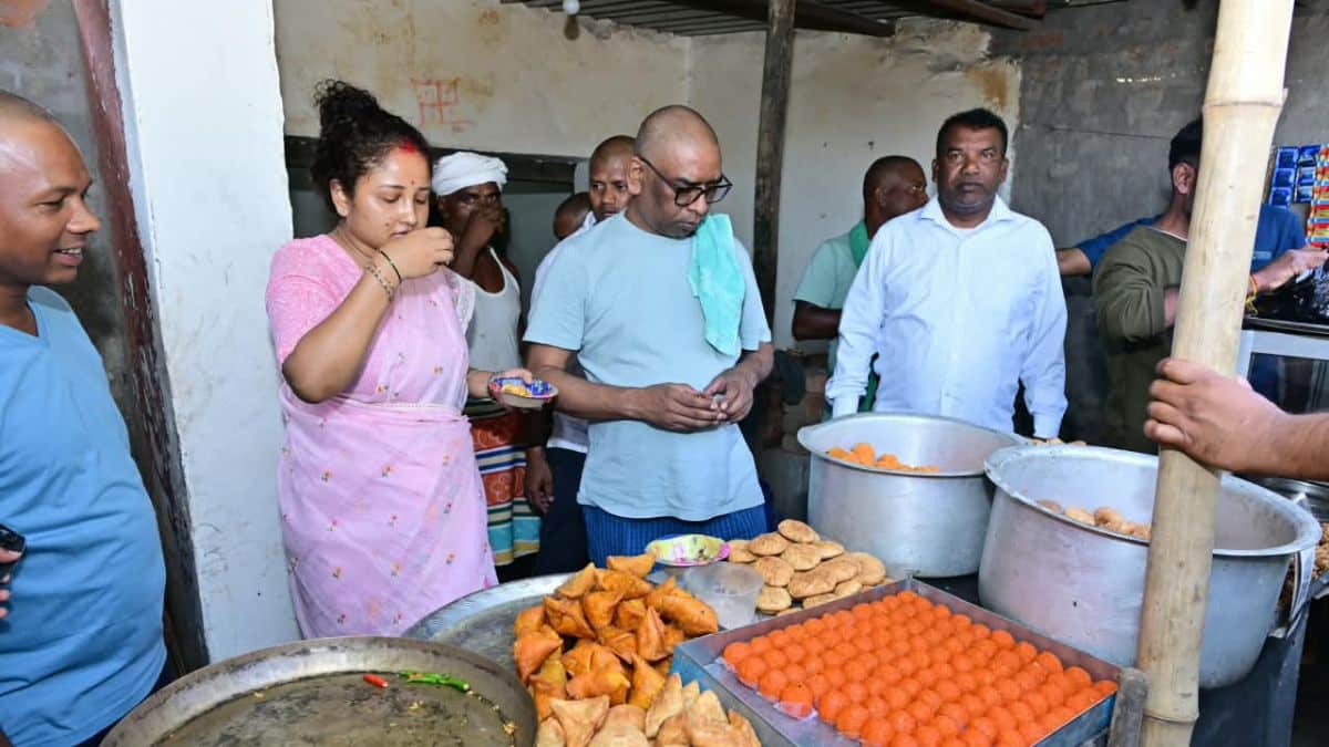 ख्यमंत्री हेमन्त सोरेन द्वारा सड़क निर्माण का जायजा लेते हुए या कसमार के तीनकोनिया चौक स्थित दुकान पर स्थानीय लोगों के साथ संवाद/