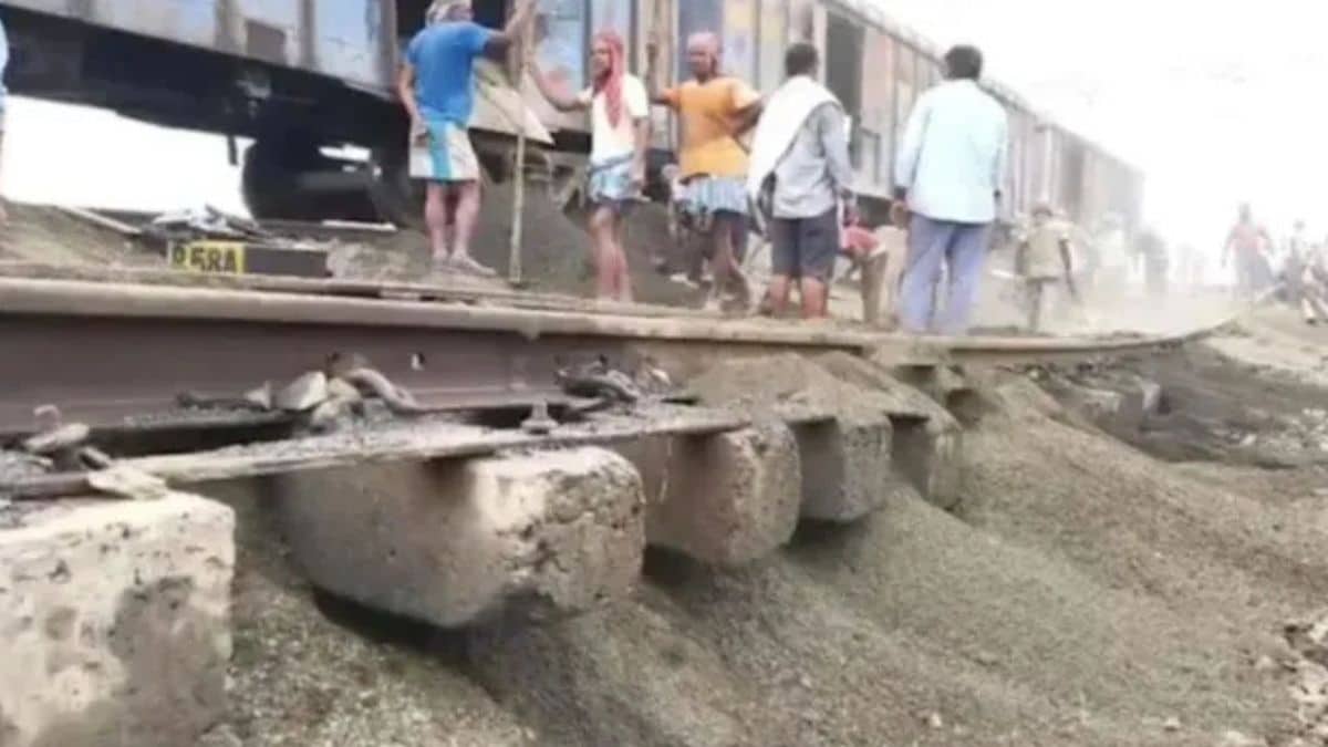 साहिबगंज रेलमार्ग पर कटाव, ट्रेनें कब होंगी बहाल?