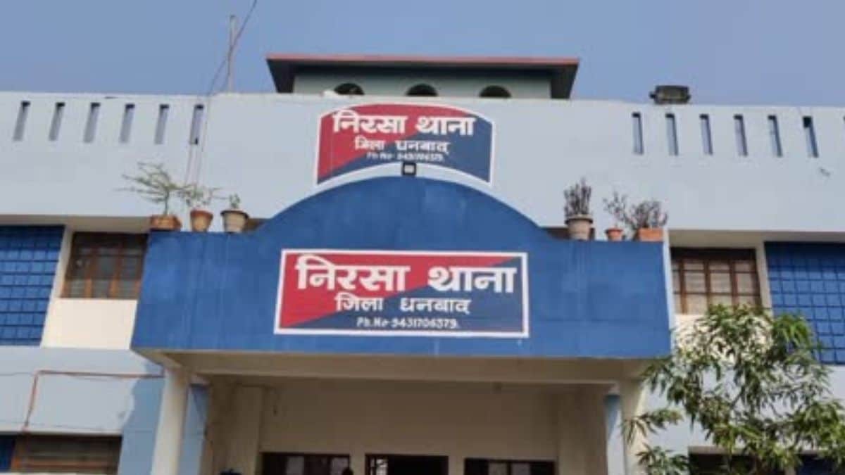 निरसा साइबर छापेमारी: रात में चार टीमों ने घेरा गांव